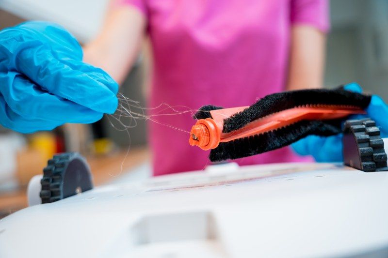 No permitas que los pelos se acumulen en tu robot aspirador