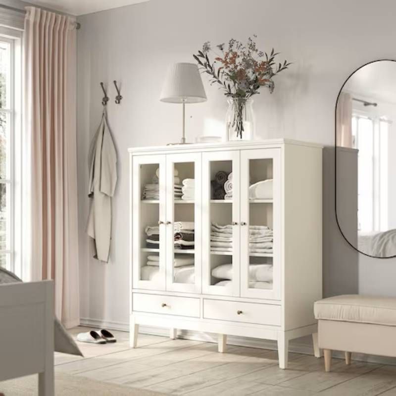 Vitrina IDANÄS con ropa de cama y objetos personales.