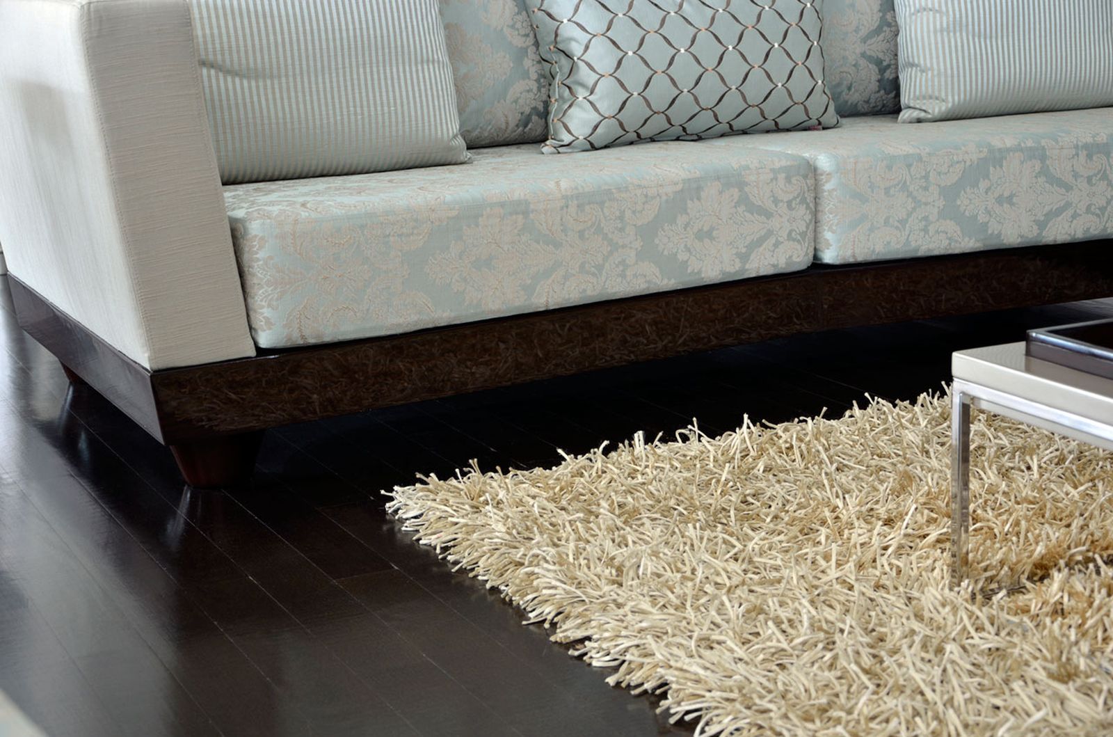 Pautas para elegir bien una alfombra suelo oscuro
