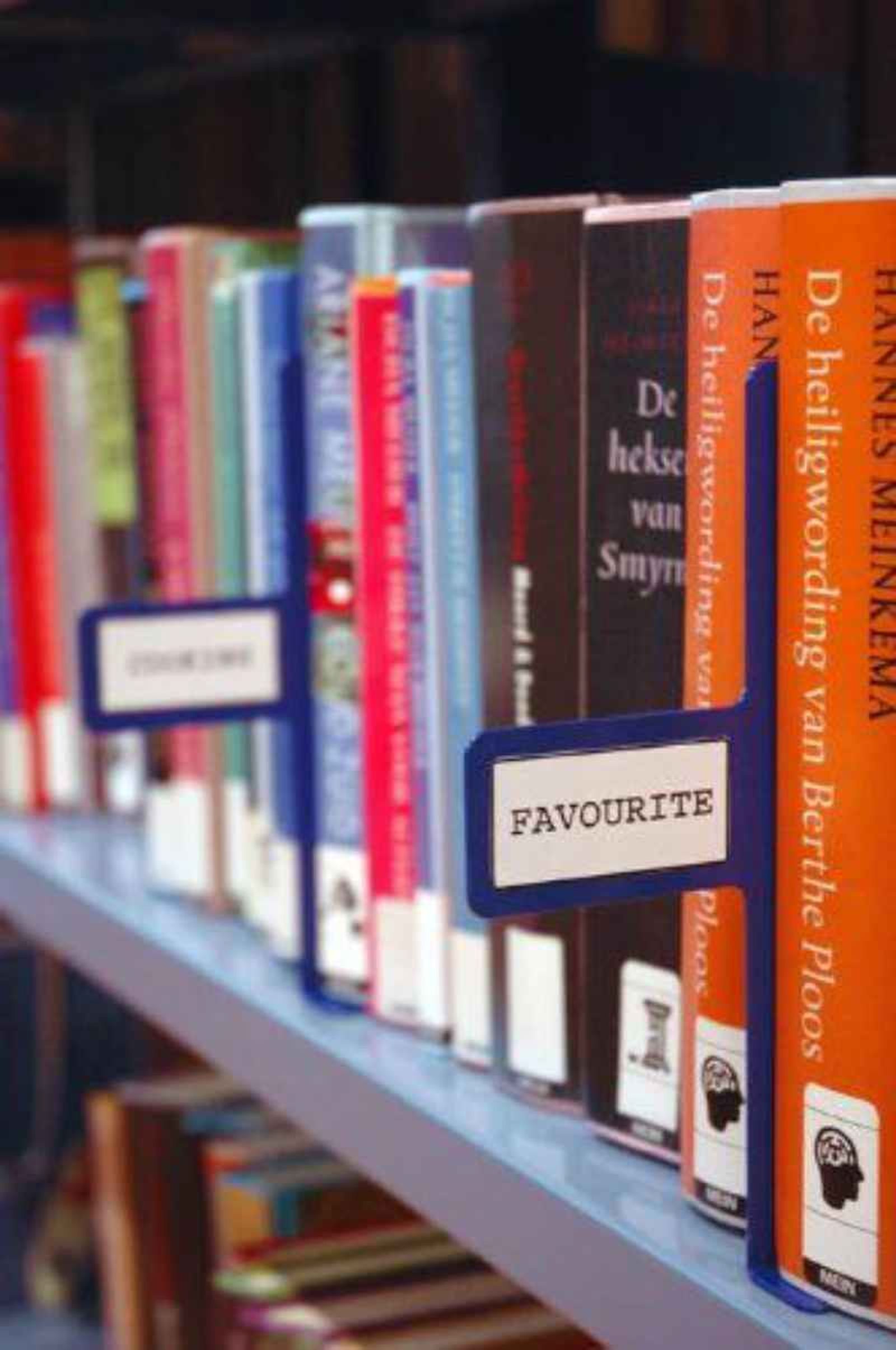 Estantería de libros con etiquetas