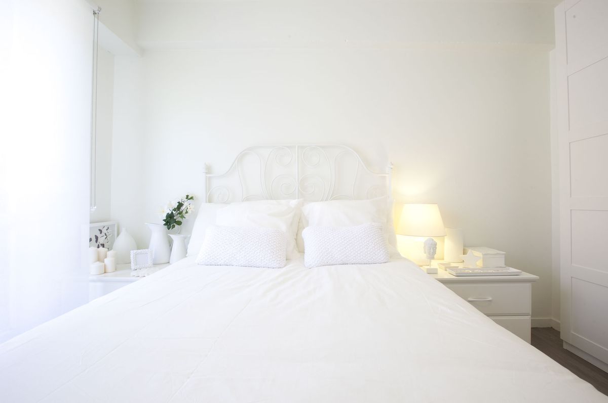 Dormitorio luminoso y romántico