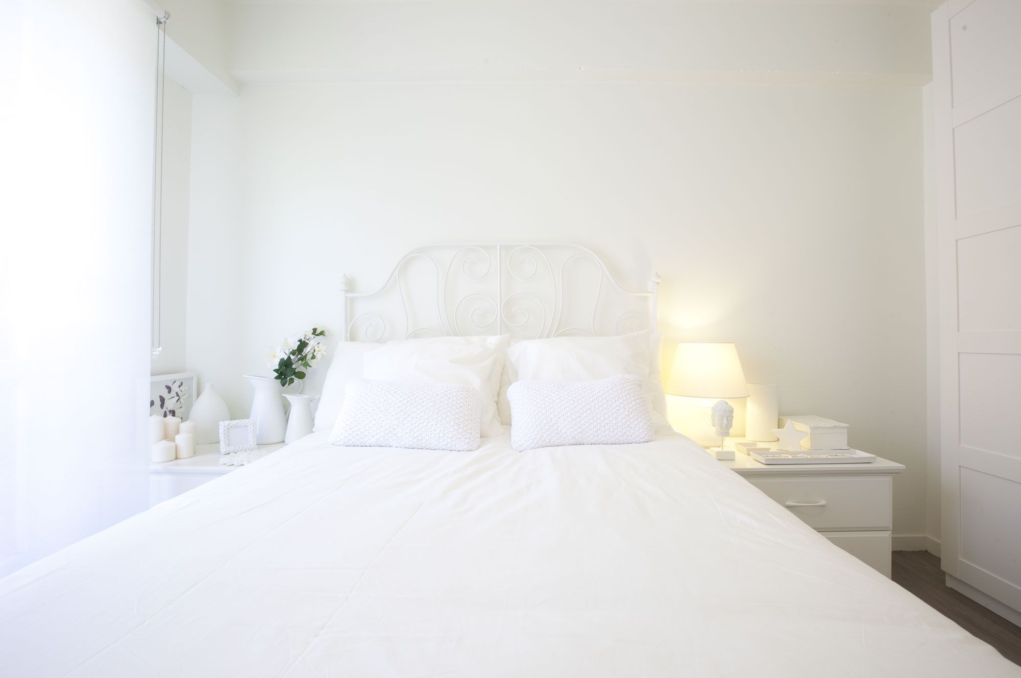 Dormitorio luminoso y romántico