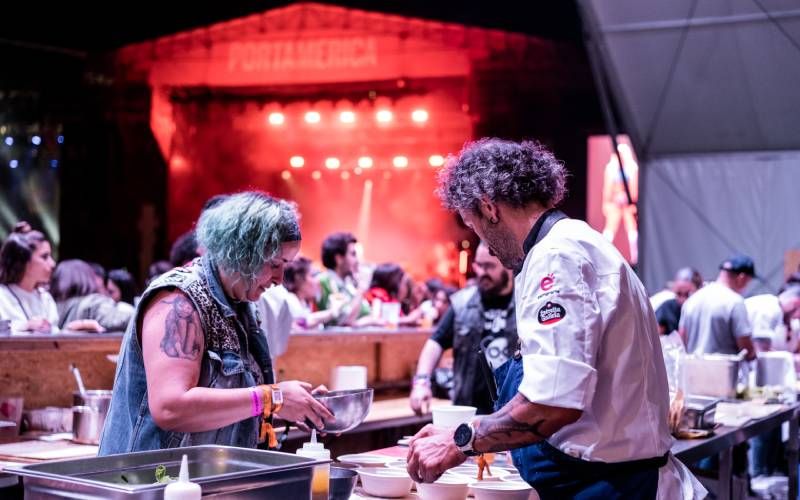 Iván Domínguez elabora sus pintxos durante los conciertos nocturnos