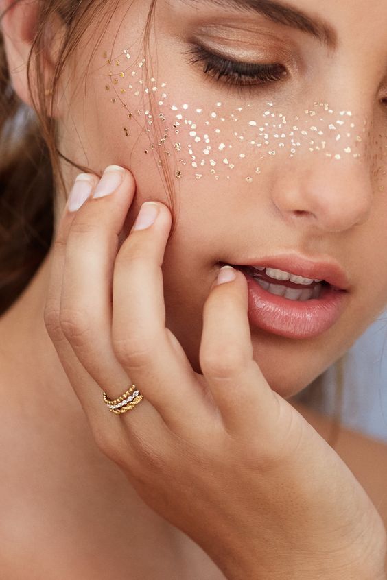 Tatuajes temporales faciales de pecas doradas