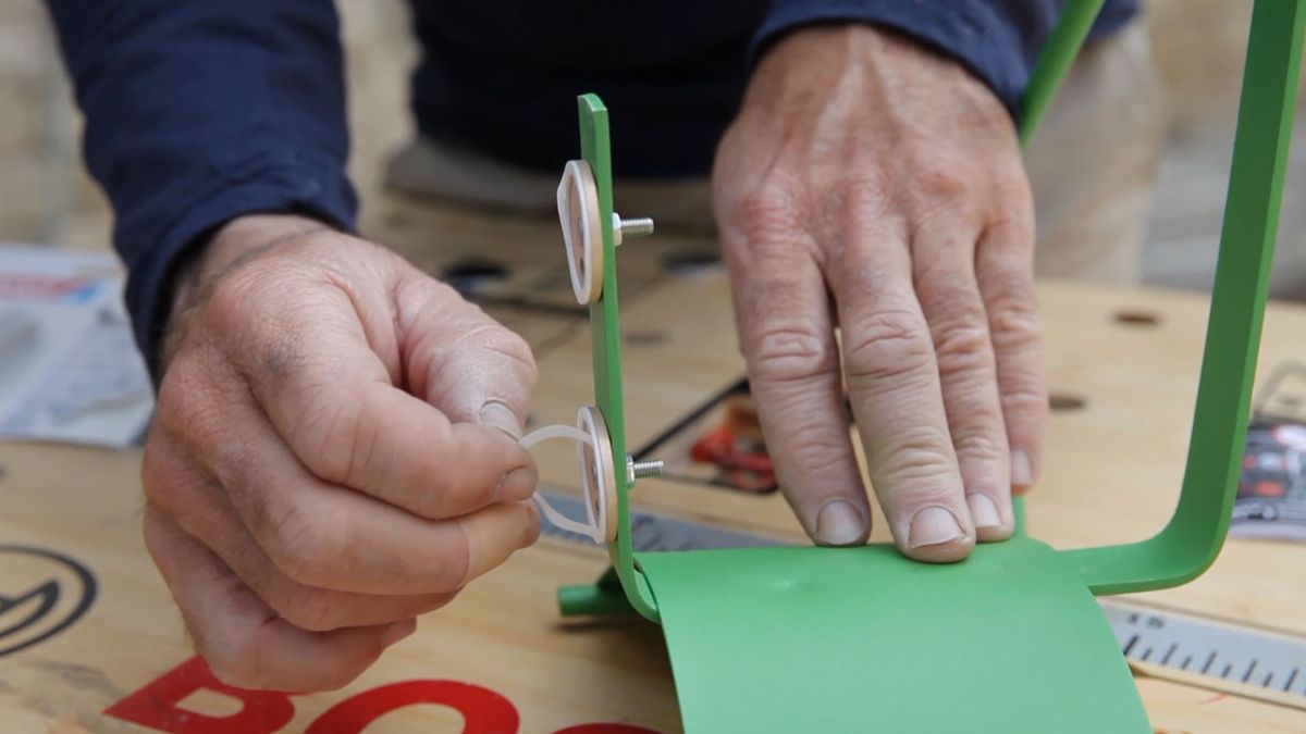 Cómo colocar un tornillo adhesivo paso 3