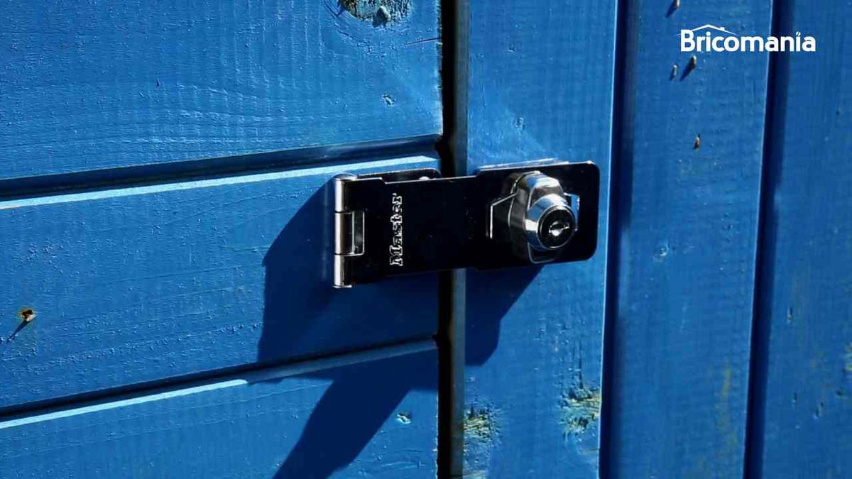 Cerradura en una caseta de jardín