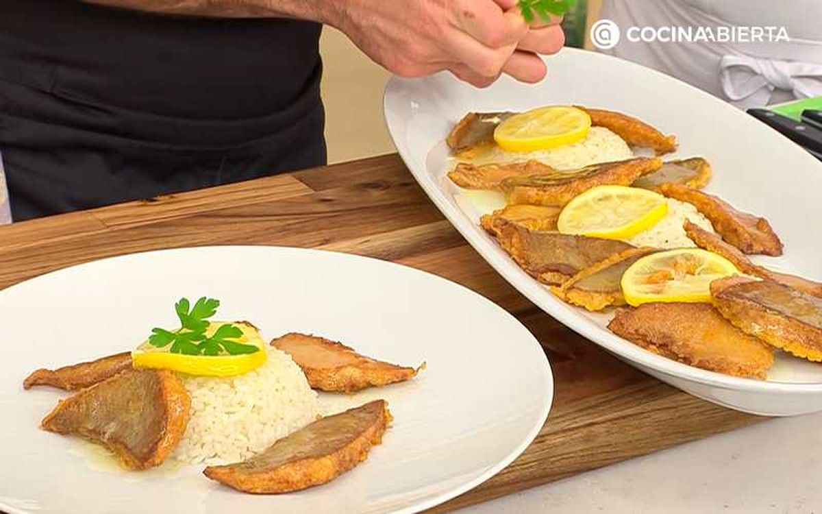 Sirve el gallo empanado con salsa de limón