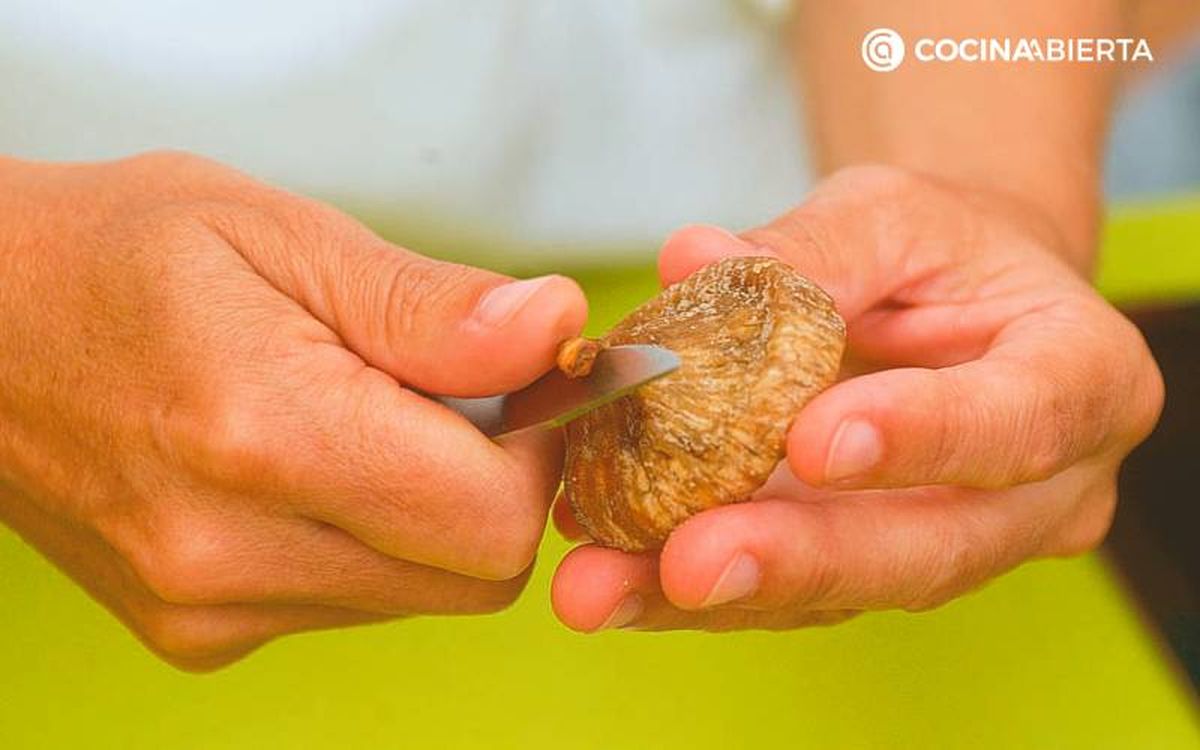 Cómo hidratar frutas deshidratadas - Cortar el rabillo de las frutas