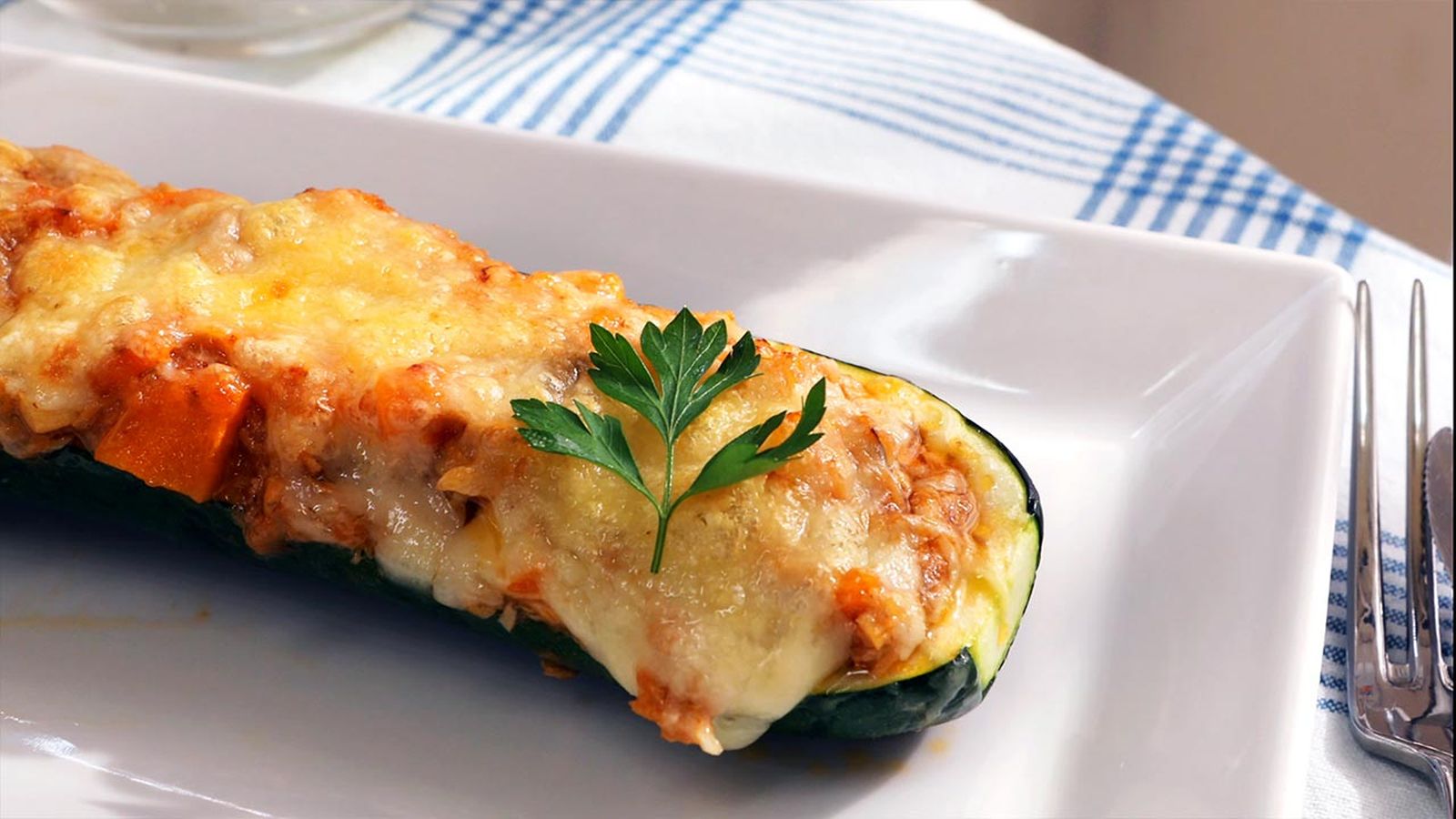 Calabacines rellenos de atún al horno