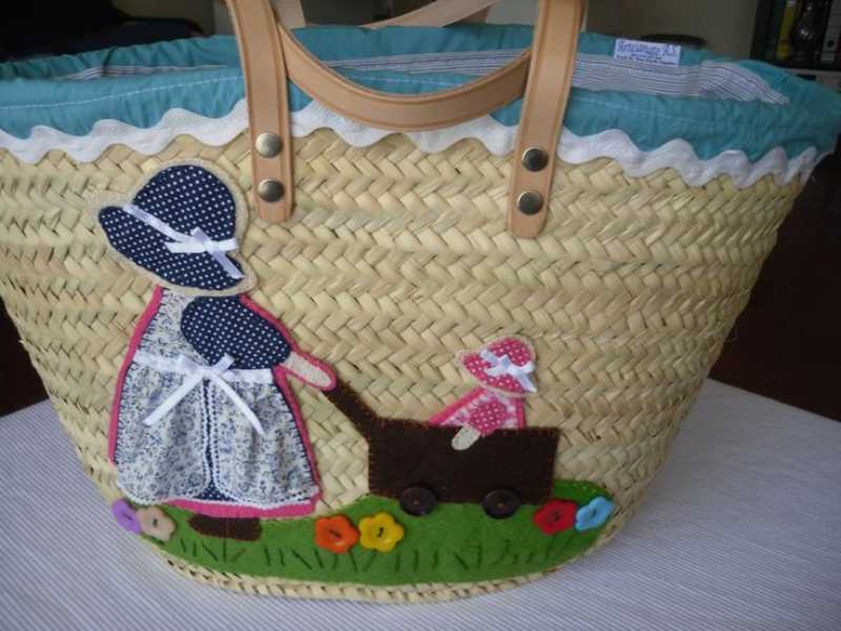 Capazo con parche de estilo infantil vintage.