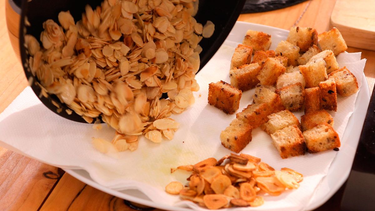Bacalao con salsa de almendras   Paso 1