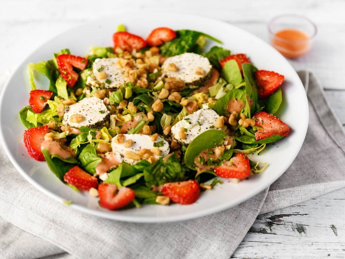 El contraste entre el queso de cabra y las fresas hace que esta ensalada sea un clásico de la primavera.