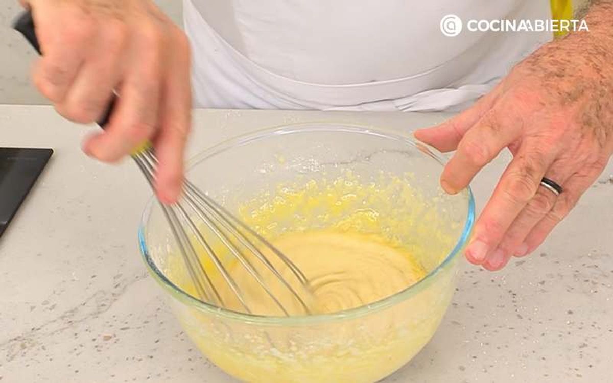 Incorpora la mantequilla derretida a la masa y mezcla bien