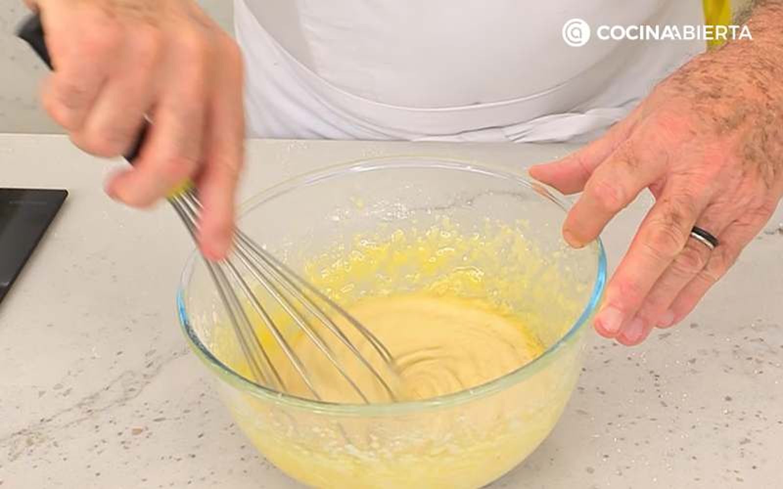 Incorpora la mantequilla derretida a la masa y mezcla bien
