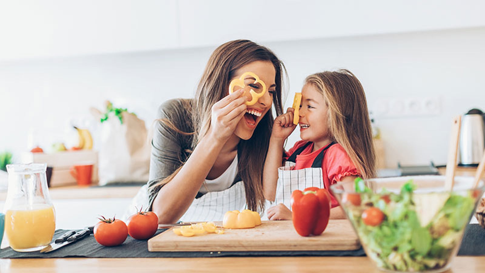madre hija cocina
