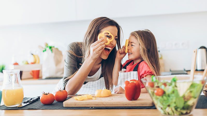madre hija cocina