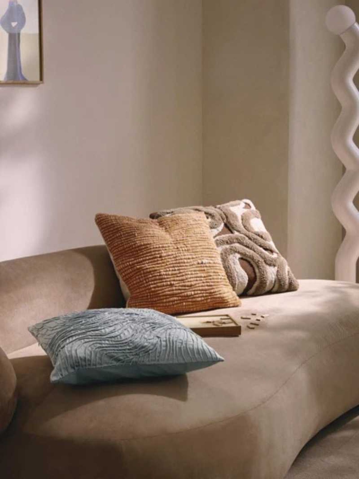 Salón de estilo bold en Mocha Mousse.