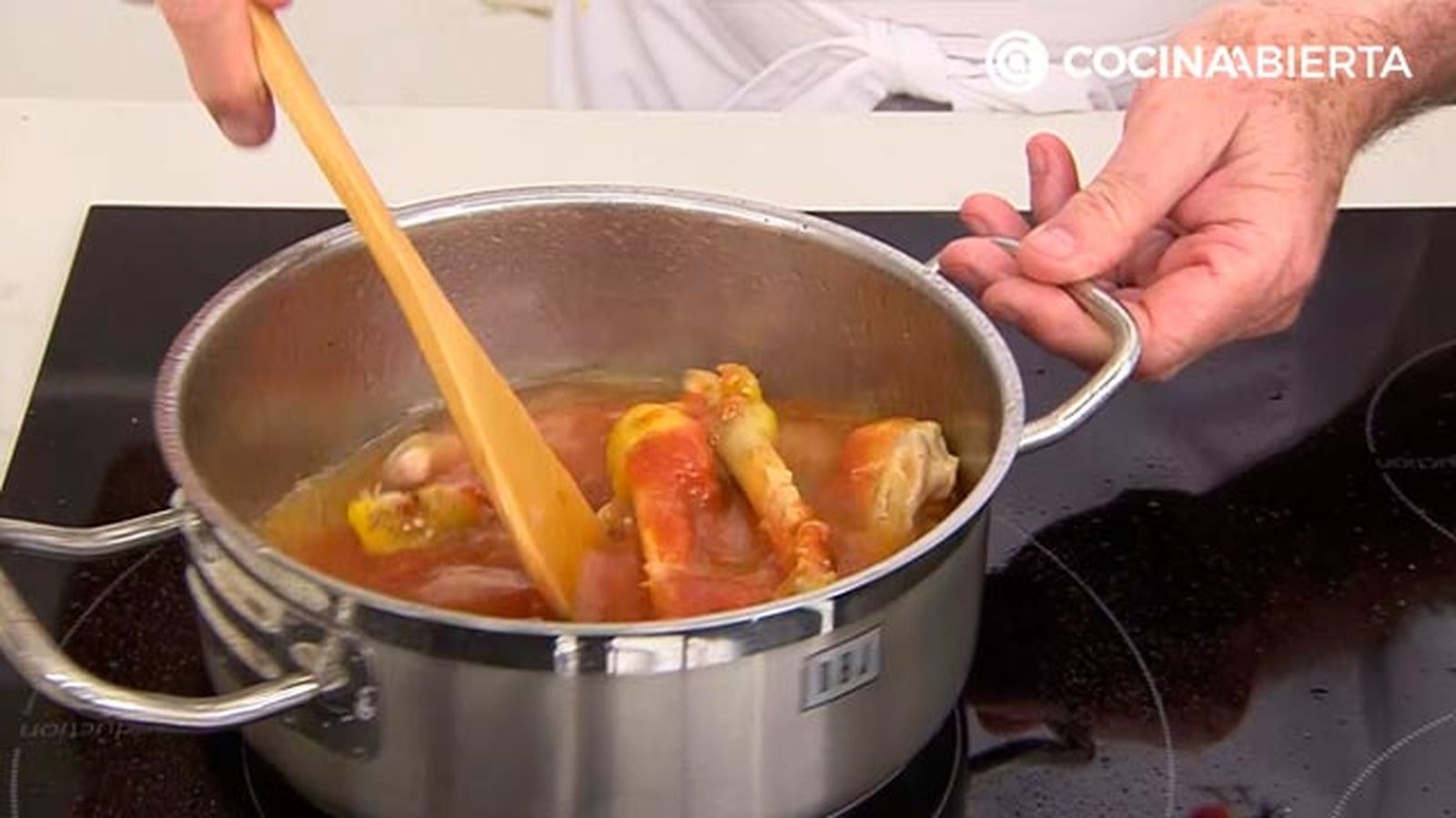 muslos de pollo al horno rellenos de jamon y pimientos receta karlos arguinano karl67590321 paso1