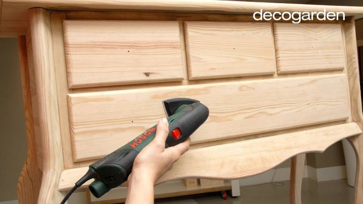Lijando un mueble de madera.