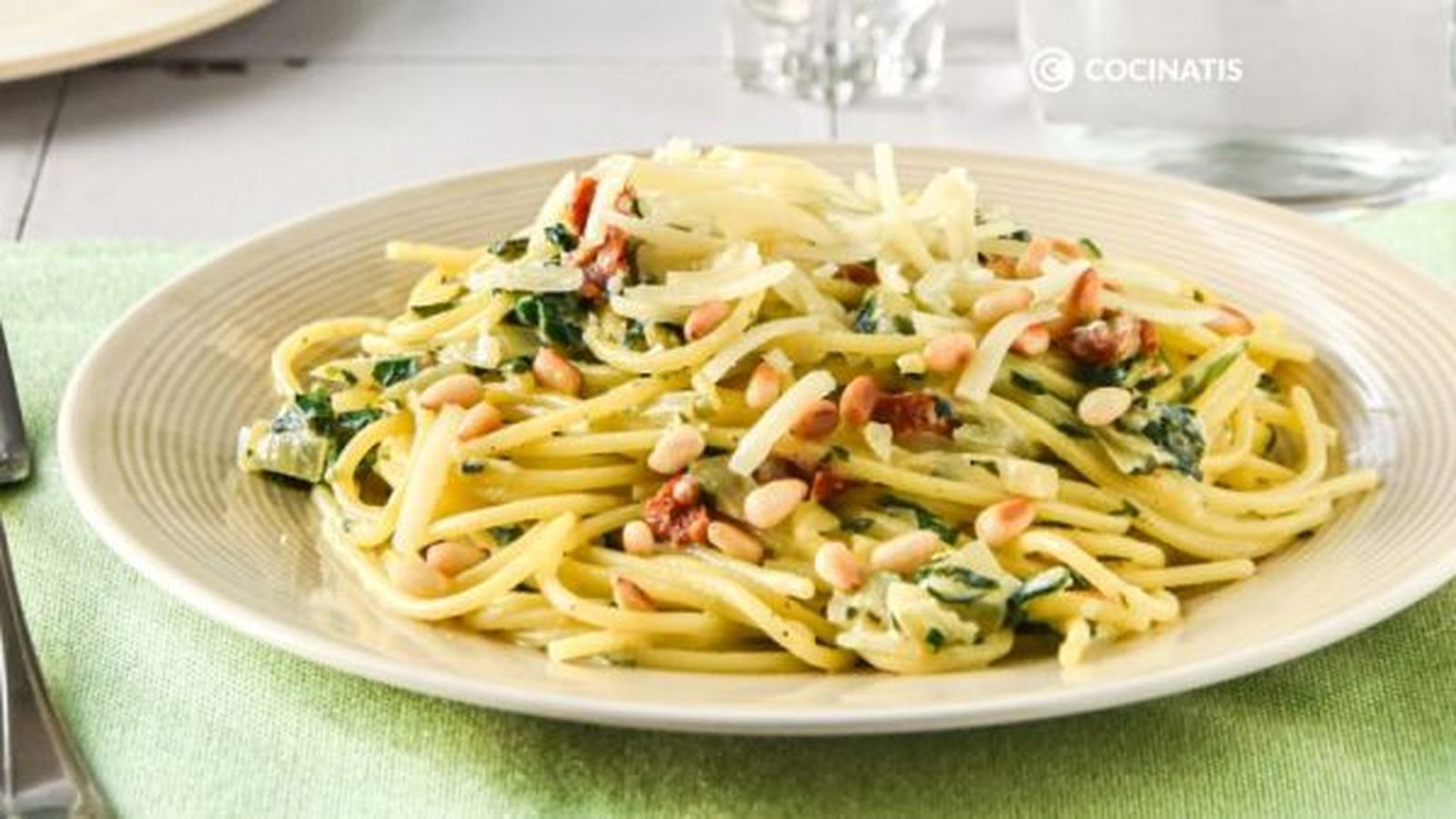 Plato de espaguetis con espinacas y piñones