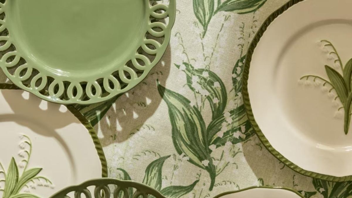 Vajilla y ramenquín de lirios quiet luxury de Primark Home.