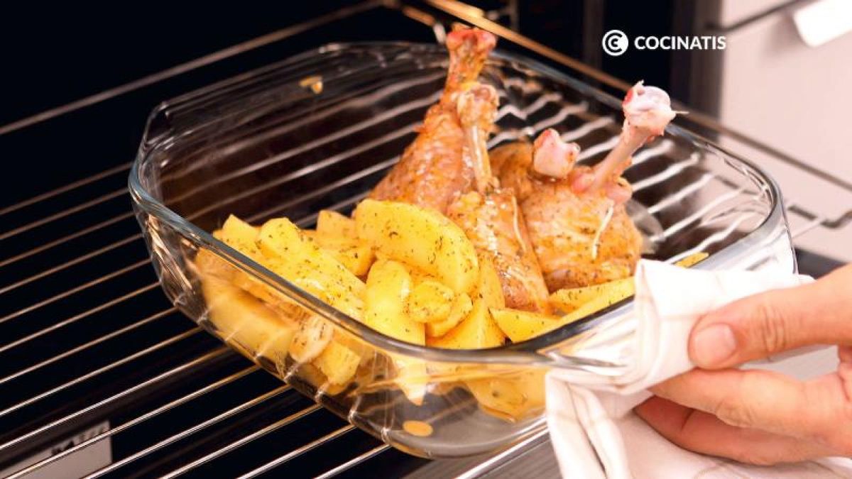 Hornea el pollo y las patatas a 180º C por 25 minutos