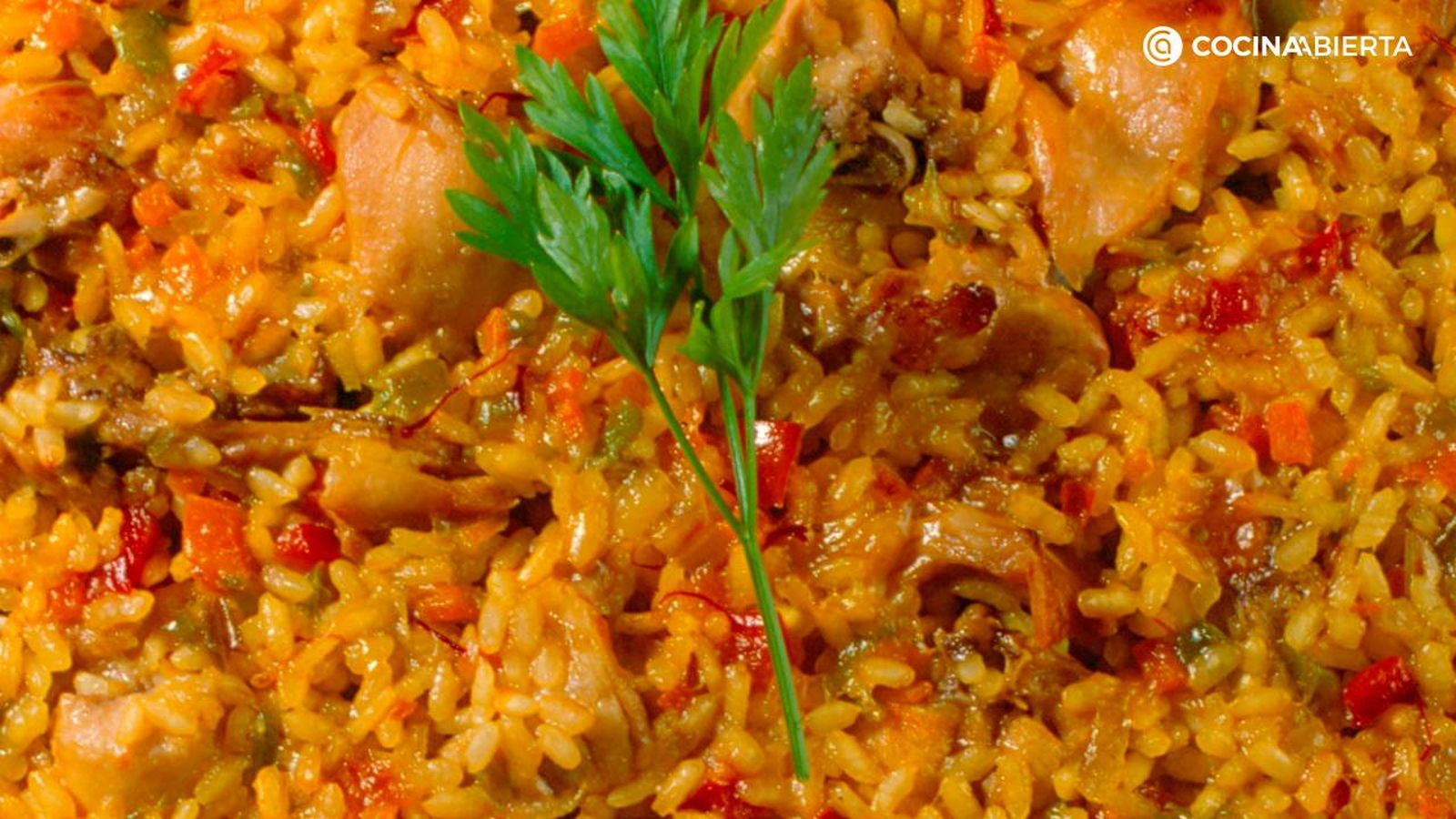 La paella de conejo es una receta tradicional de la cocina valenciana