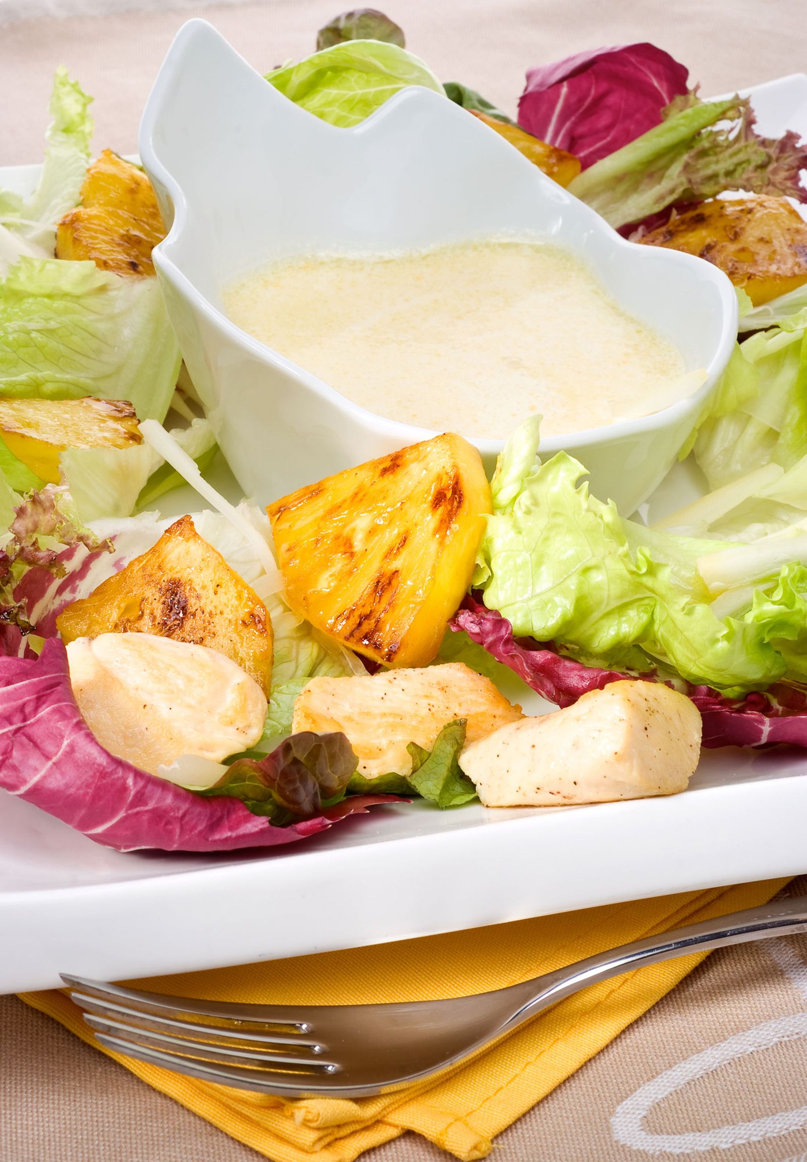 Ensalada de pollo en bano blanco xl