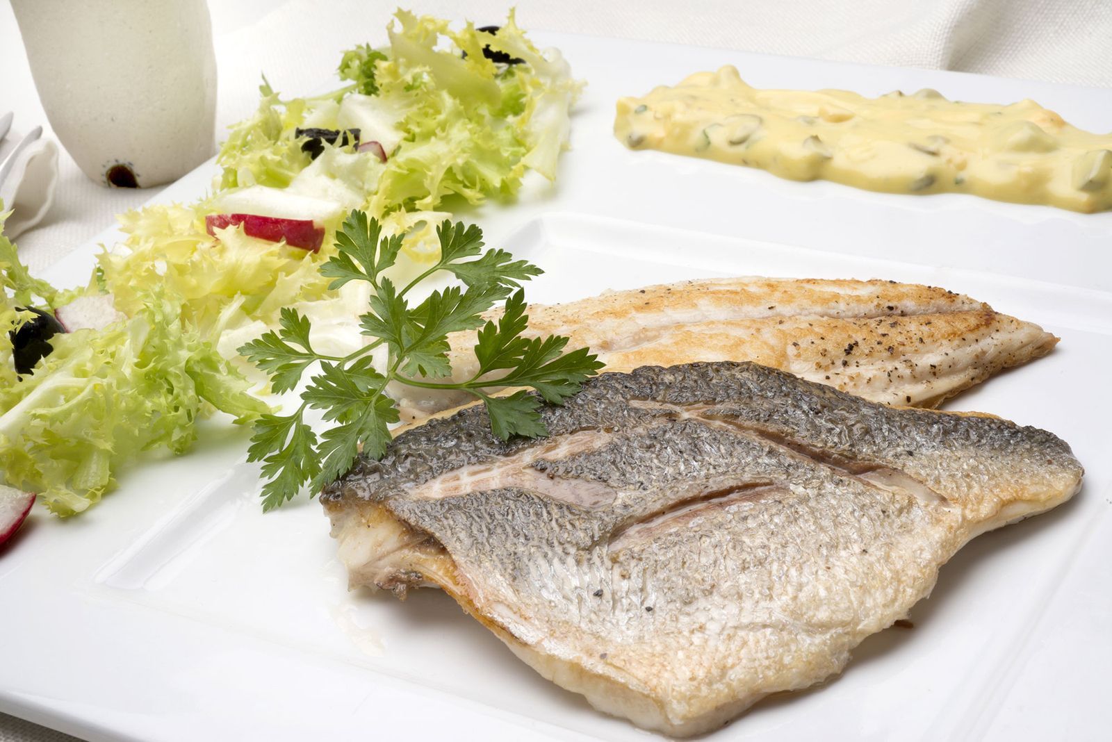 5852 1 Dorada a la plancha con salsa tartara (1237) xl