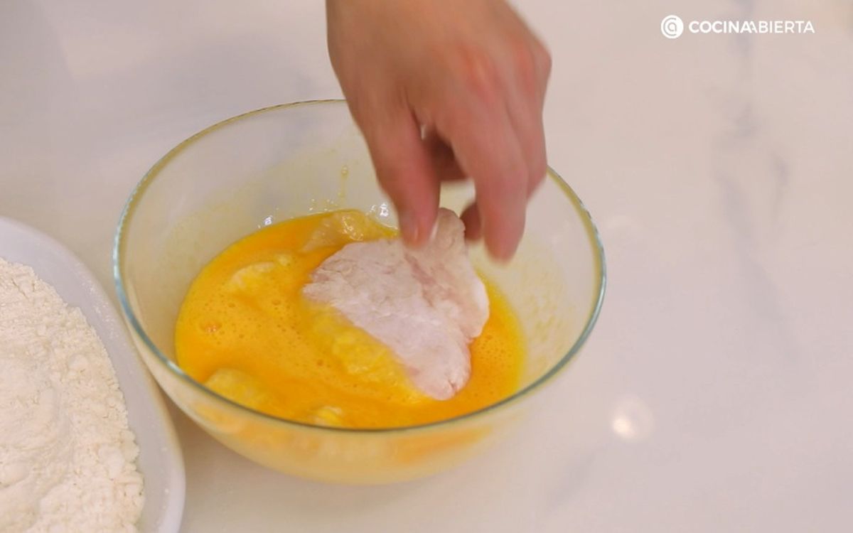 Después de enharinar la merluza, la pasamos por el huevo batido
