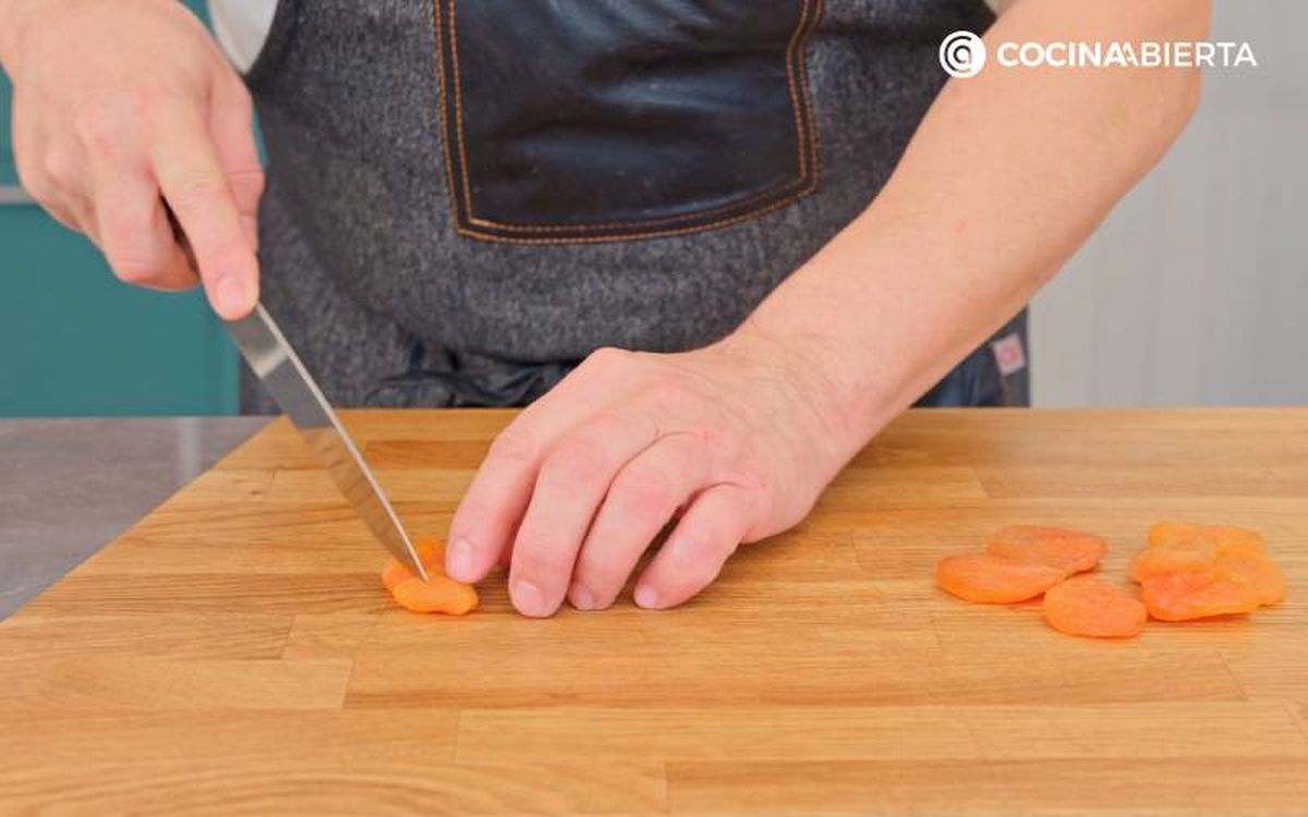 Elaboración de la receta de pollo con orejones y ciruelas - Corta los orejones y las ciruelas pasas