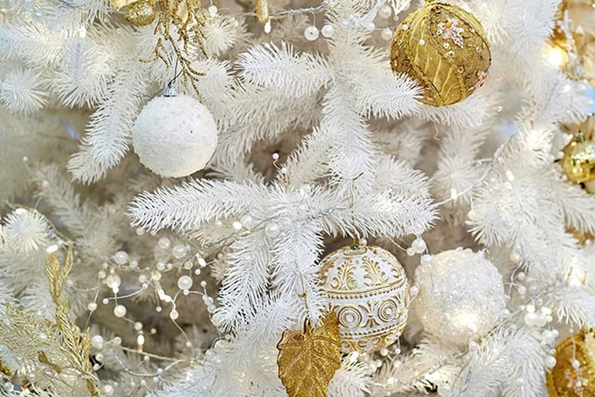 decorar arbol blanco adornos dorados