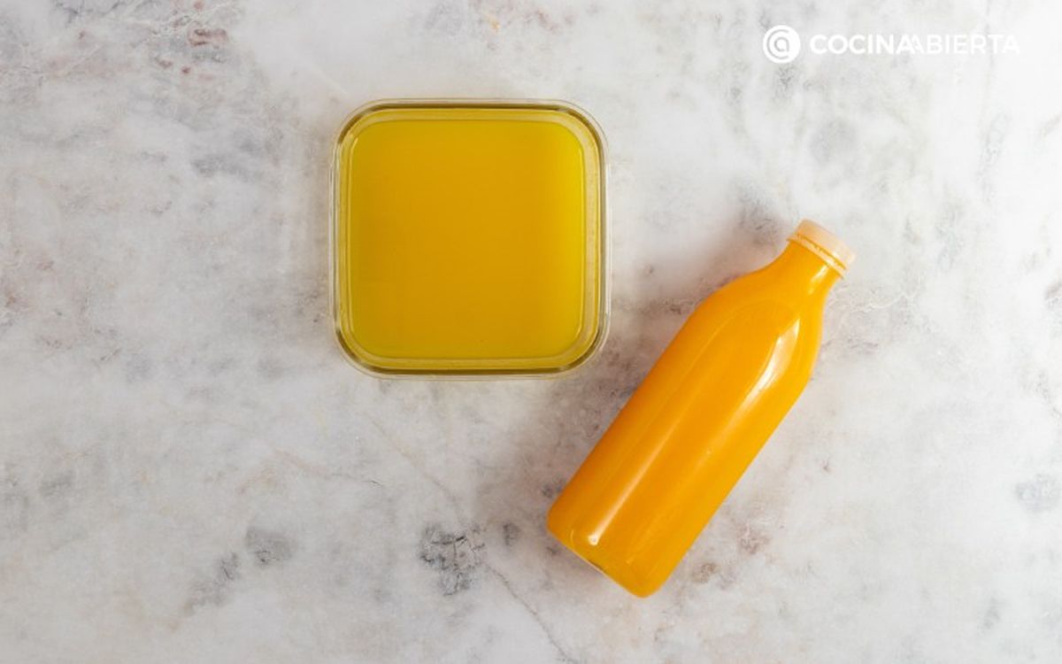 Cuela la mezcla para eliminar cualquier trocito de piel