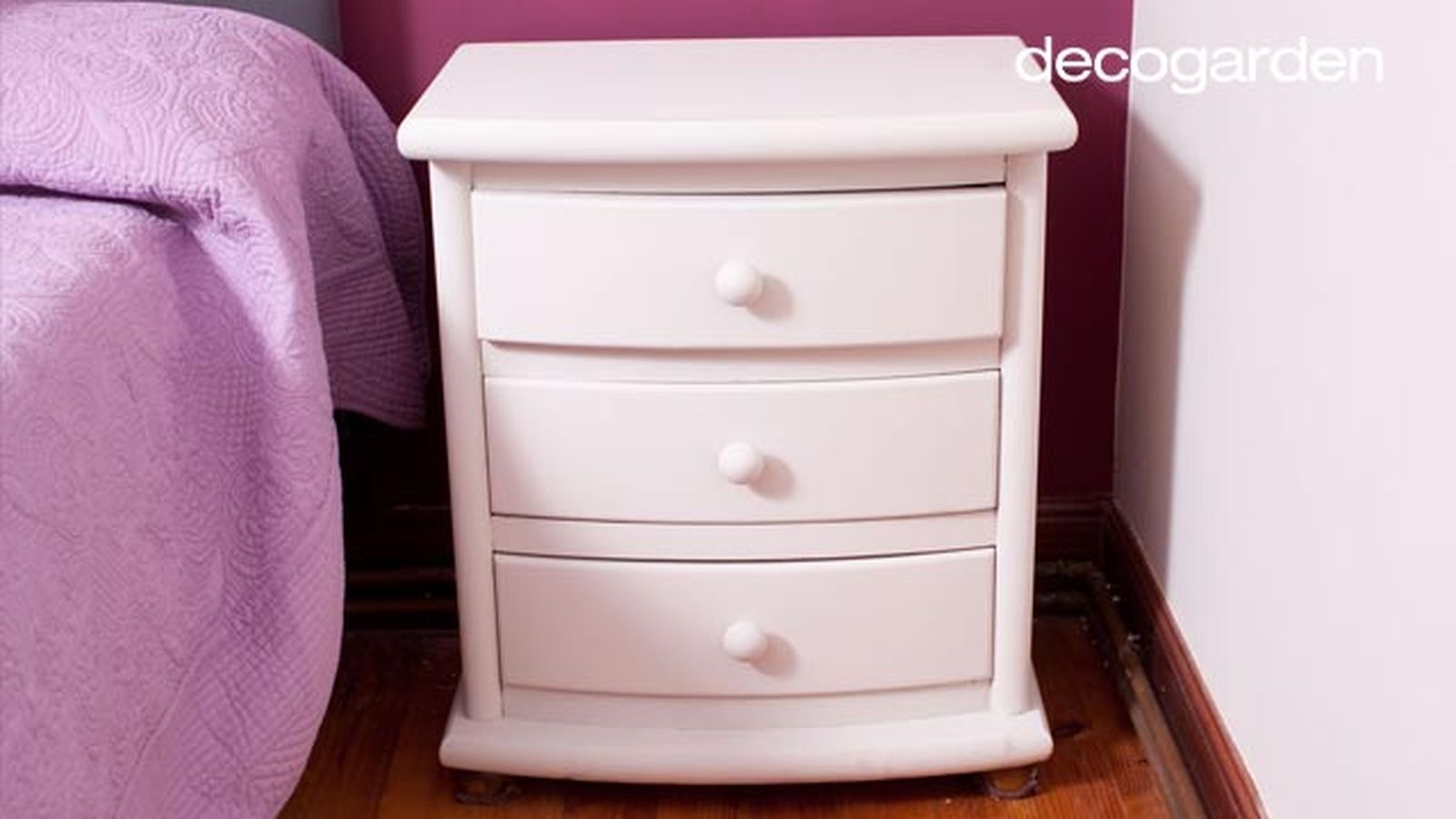 Dormitorio de matrimonio morado, ¡con cabecero capitoné!