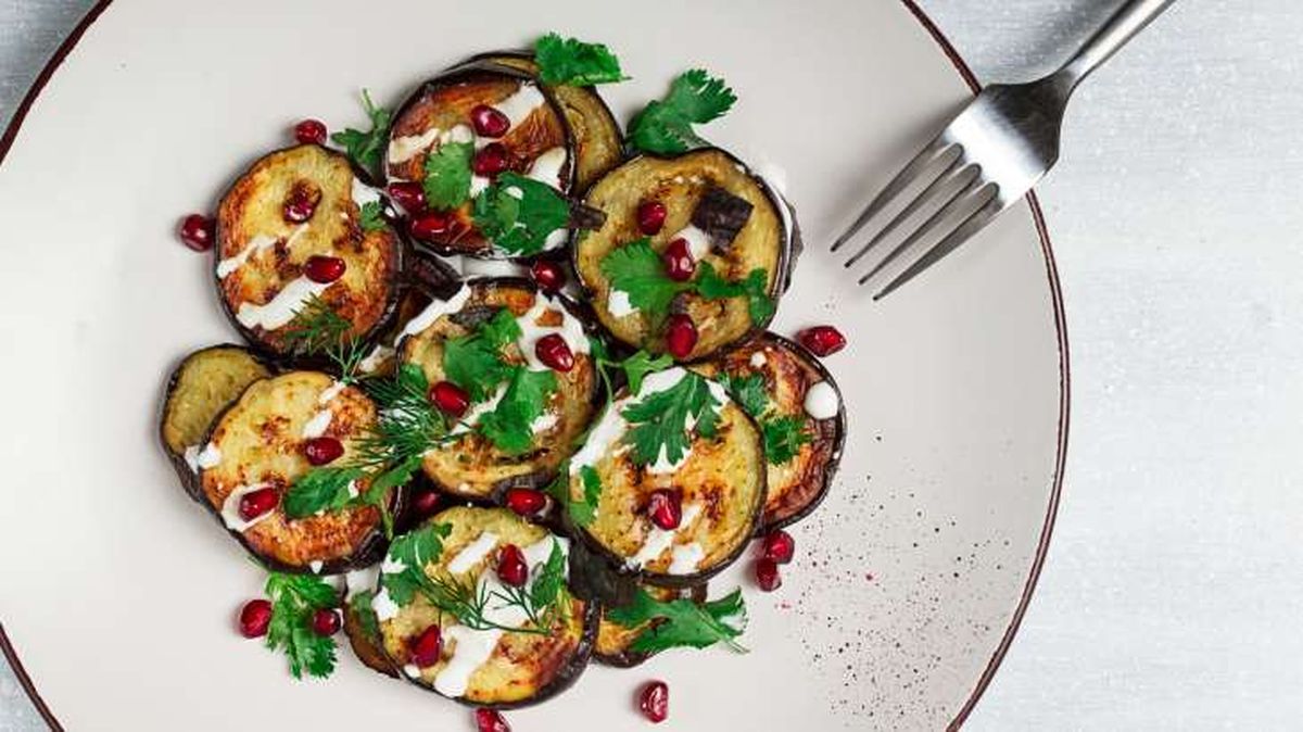 berenjena asada con salsa de yogur y granada