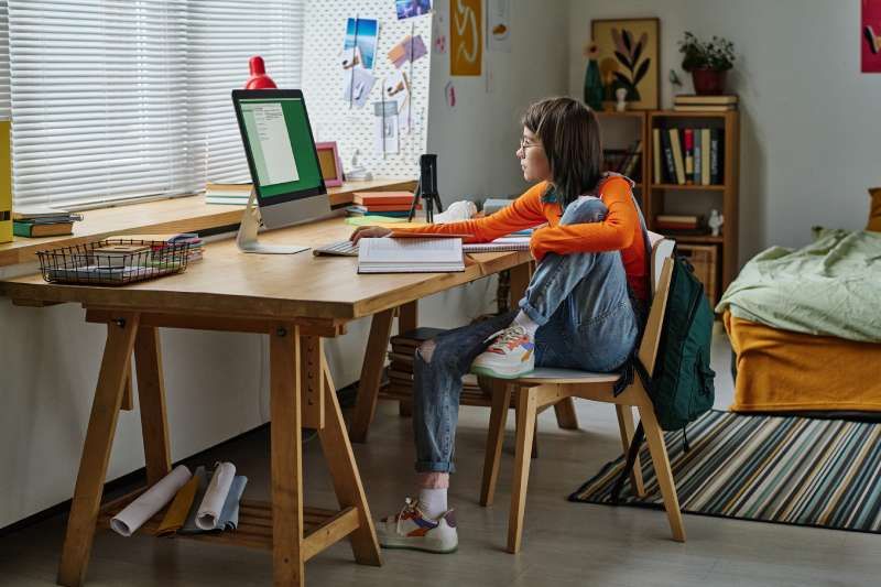 Habitación infantil con escritorio frente a la ventana.