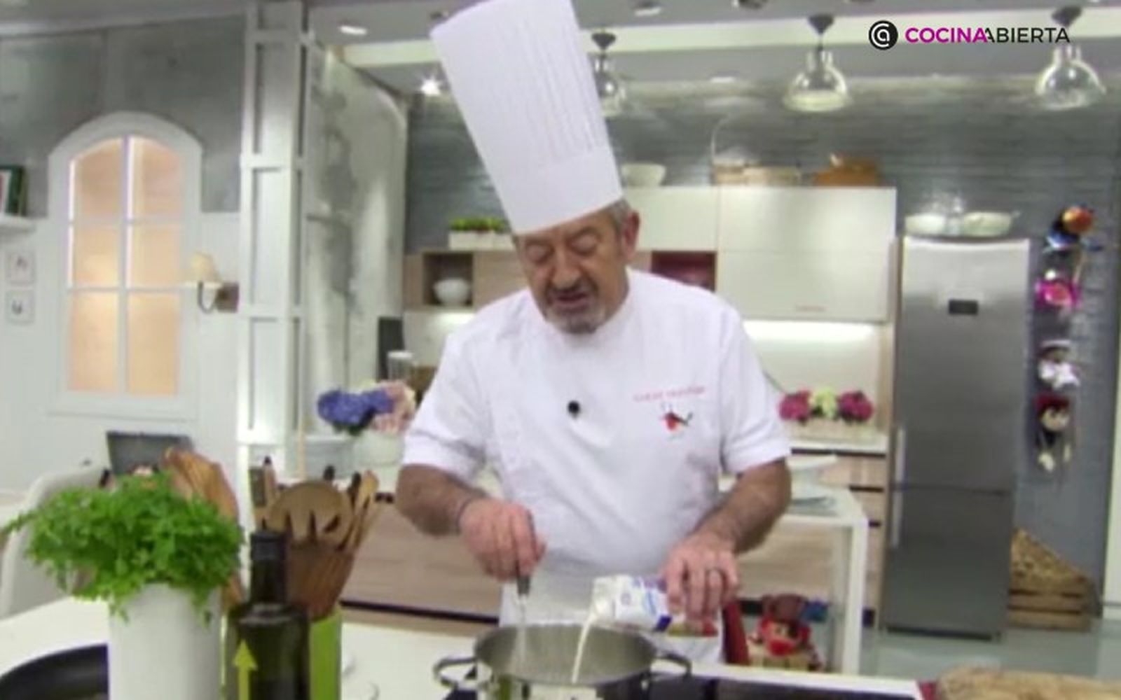 Echa poco a poco las leches sin remover para que la bechamel quede cremosa y homogénea