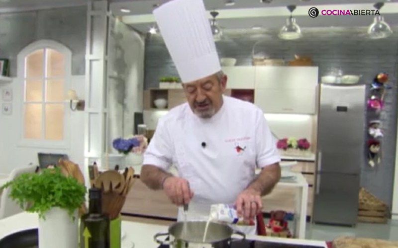 Echa poco a poco las leches sin remover para que la bechamel quede cremosa y homogénea