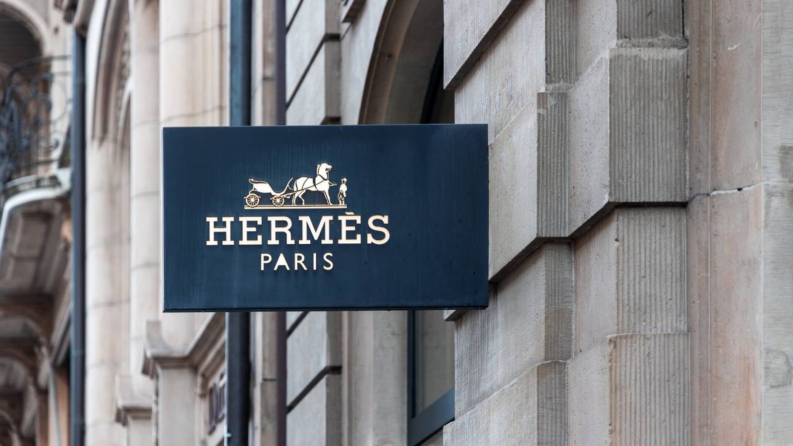 Cartel de una de las tiendas de Hermès Paris.