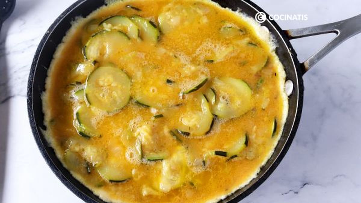 Haz la tortilla de calabacín por ambos lados