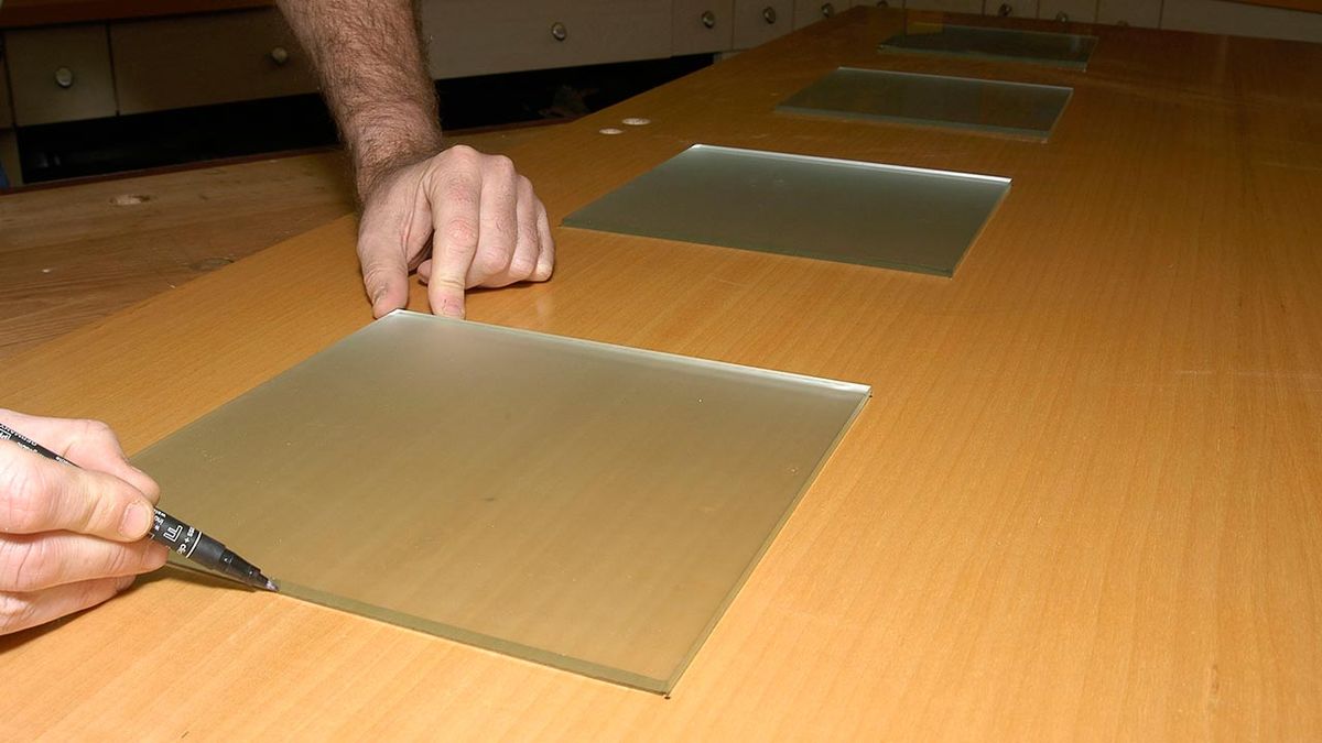 Cómo colocar cristales en una puerta de interior paso 1