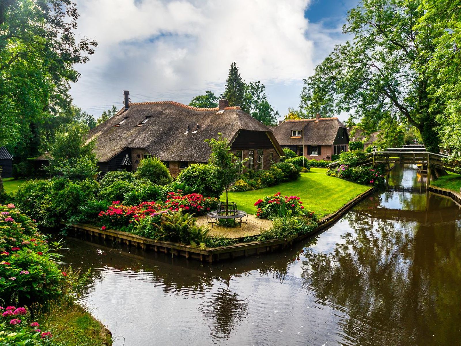 Canal en el pueblo de Giethoorn, Holanda