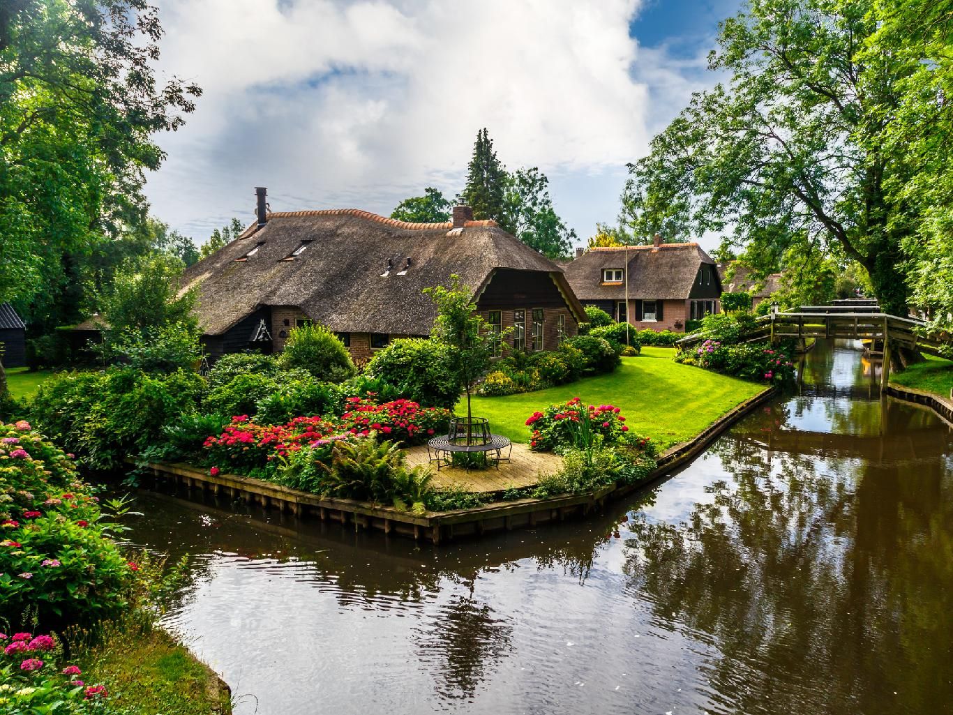 Canal en el pueblo de Giethoorn, Holanda