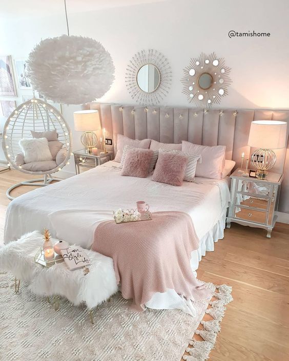 cama con cojines combinando tres colores 5