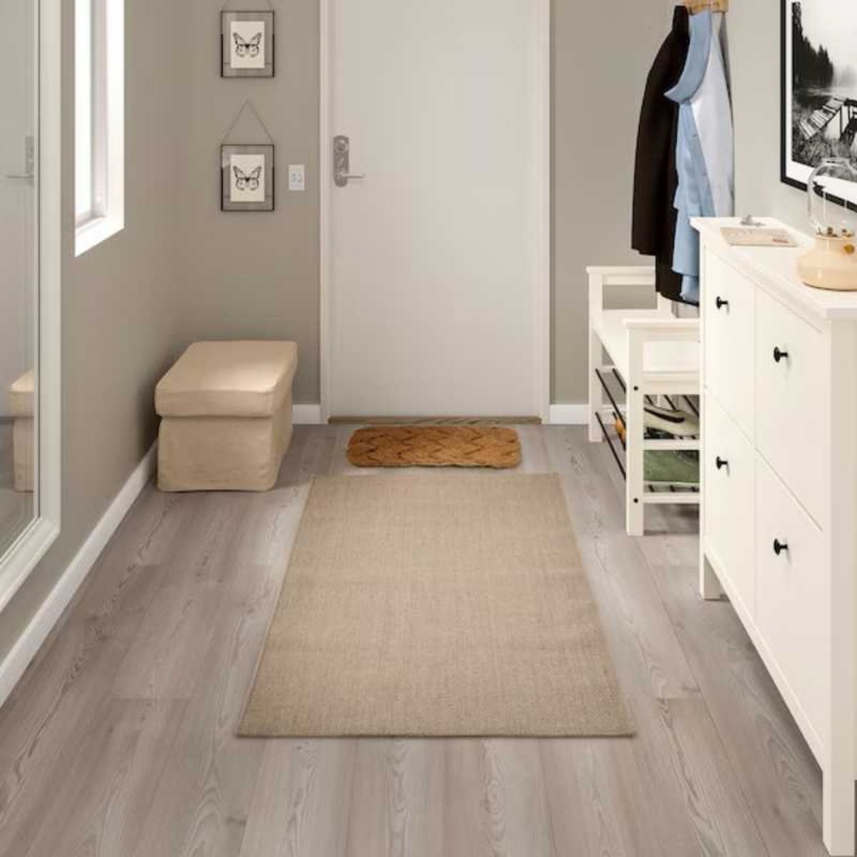 Recibidor minimalista con alfombra de fibras naturales.