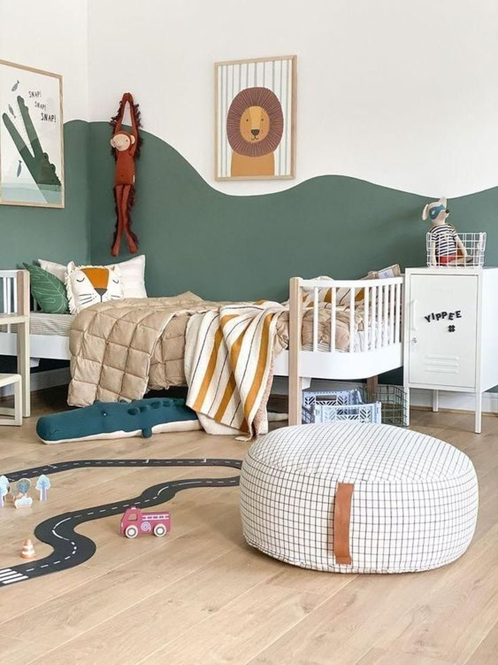 pared personalizada dormiorio infantil montaña