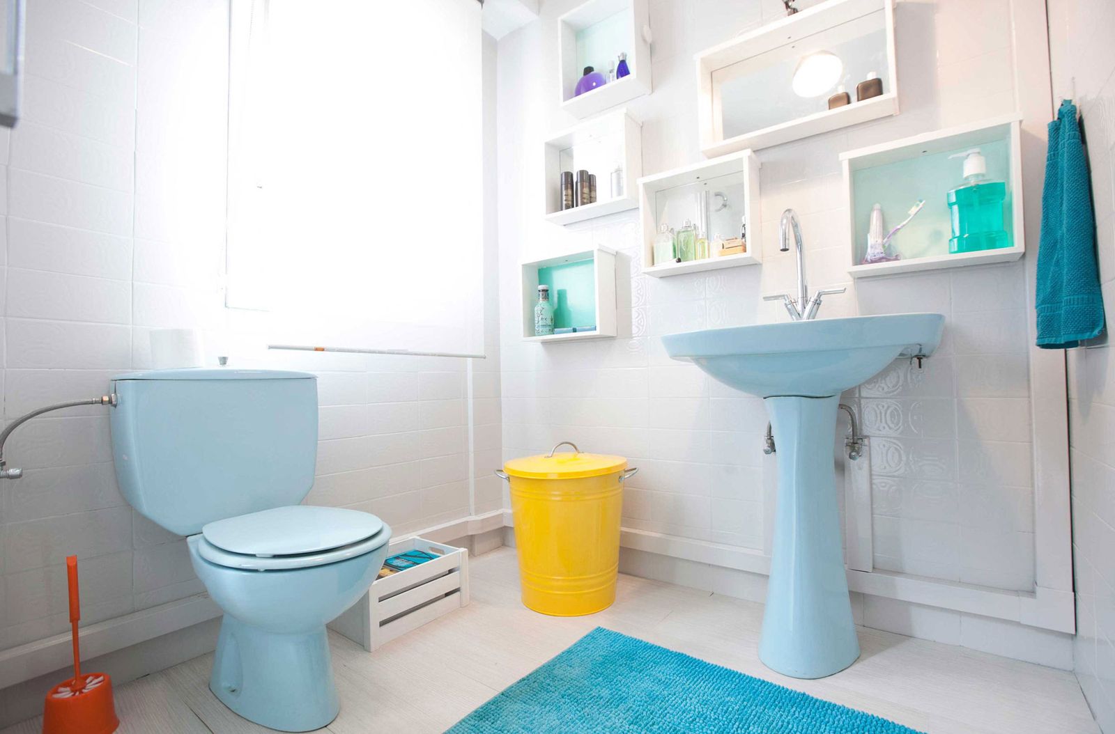 Baño luminoso y práctico