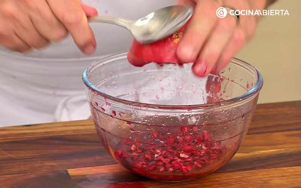 Desgrana la granada con una cuchara