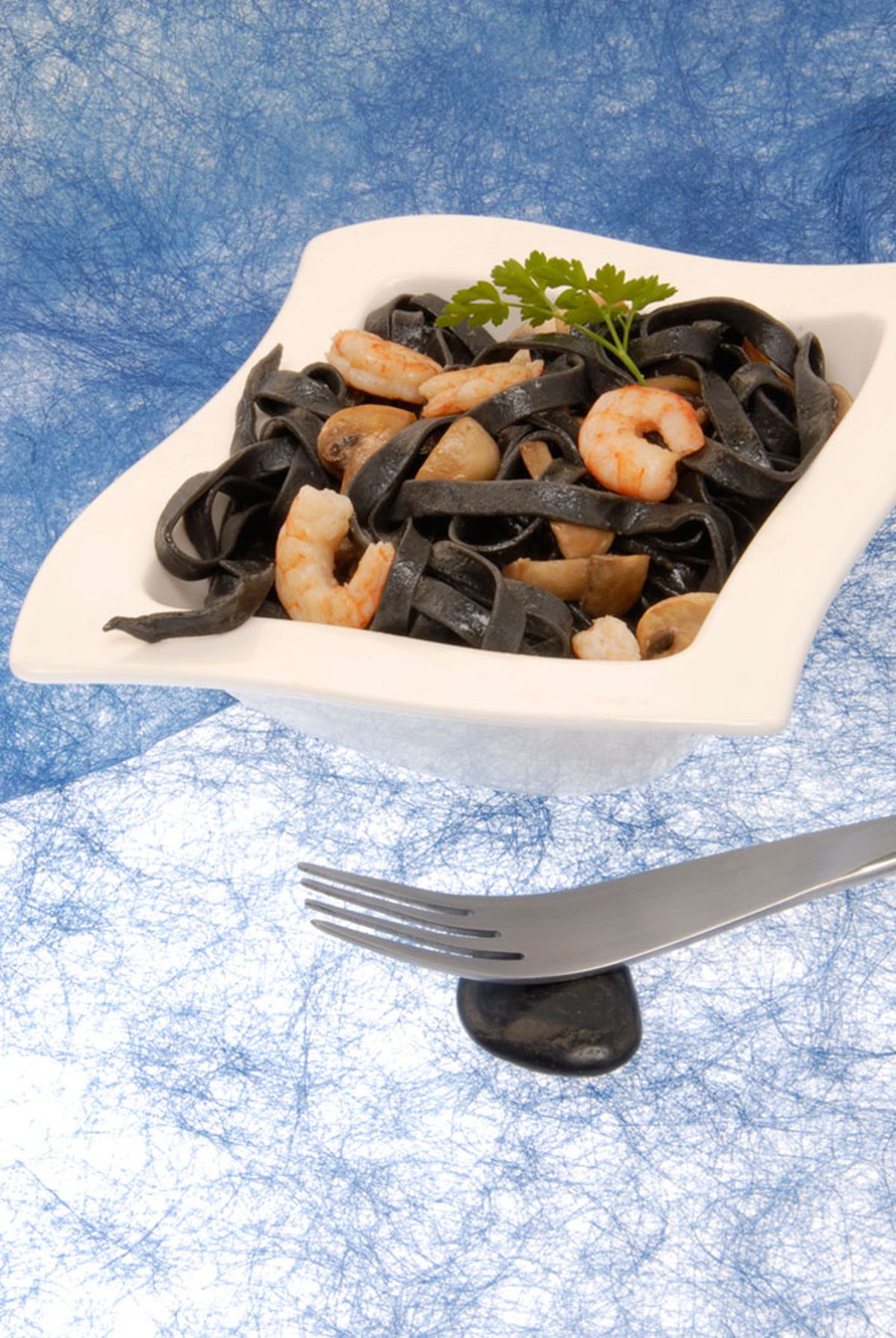 Pasta negra con champis y gambas