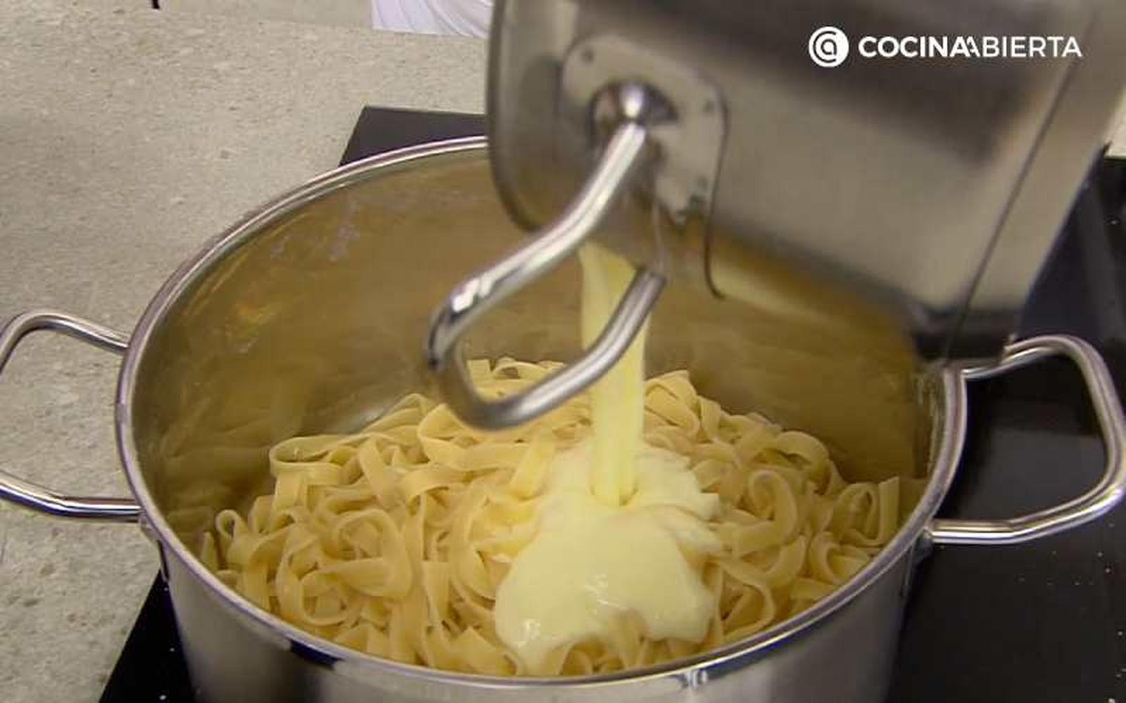 Mezcla la salsa Alfredo con la pasta